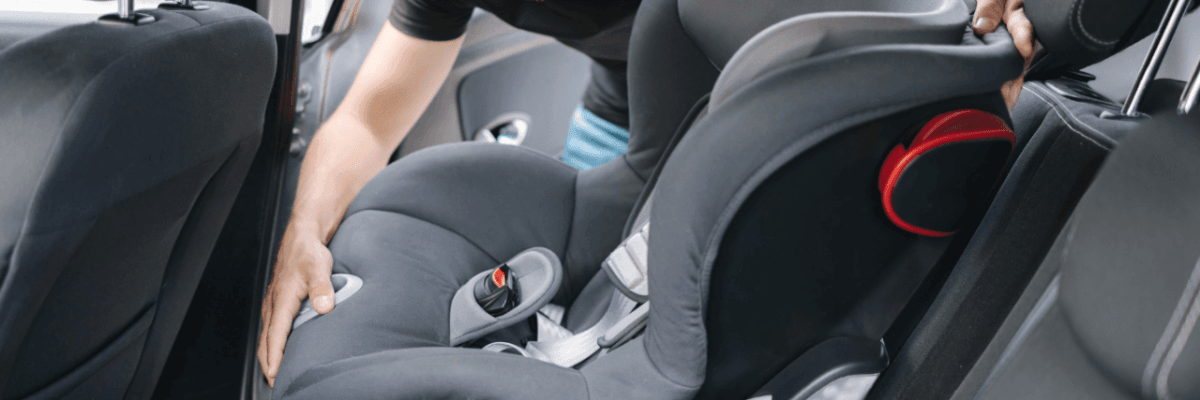 Cómo llevar correctamente a un bebé en el coche