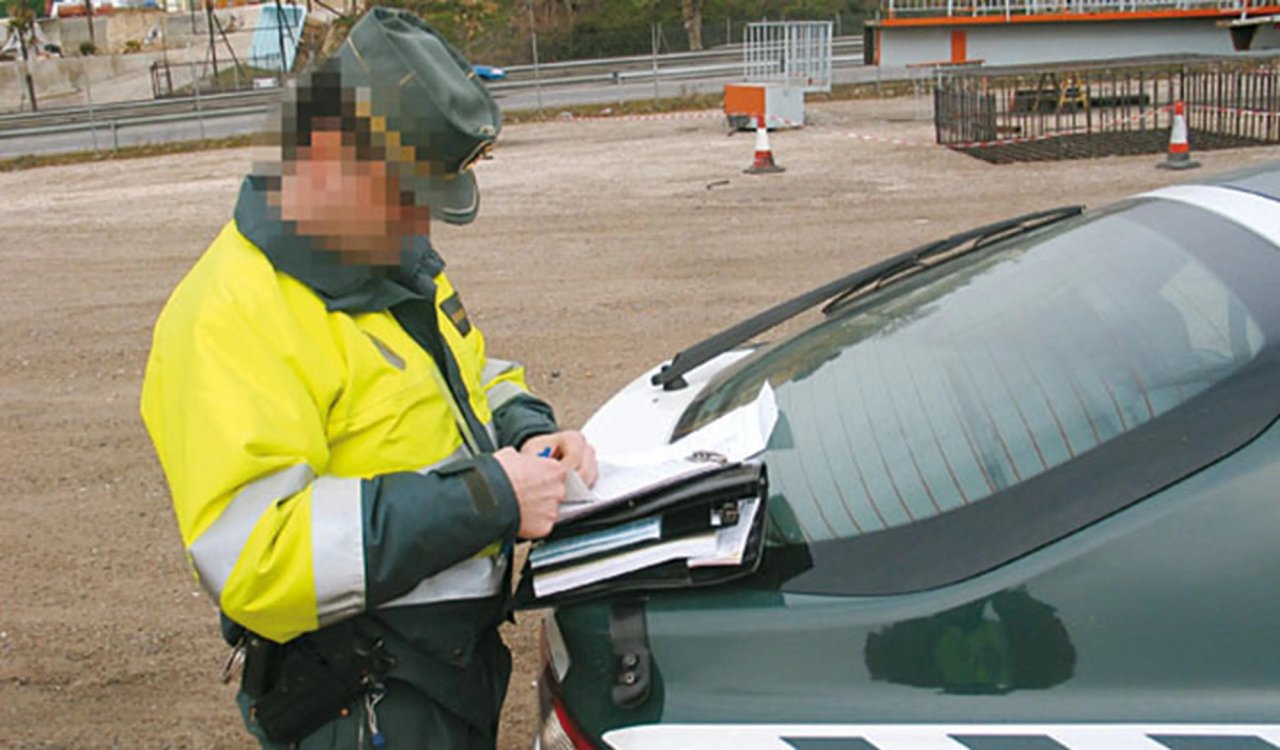 Agente Guardia Civil Multando Conductor