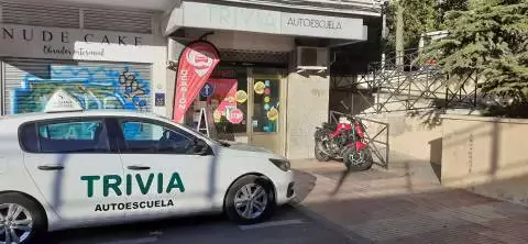 AUTOESCUELA Trivia - por detrás (enfrente de la galería comercial